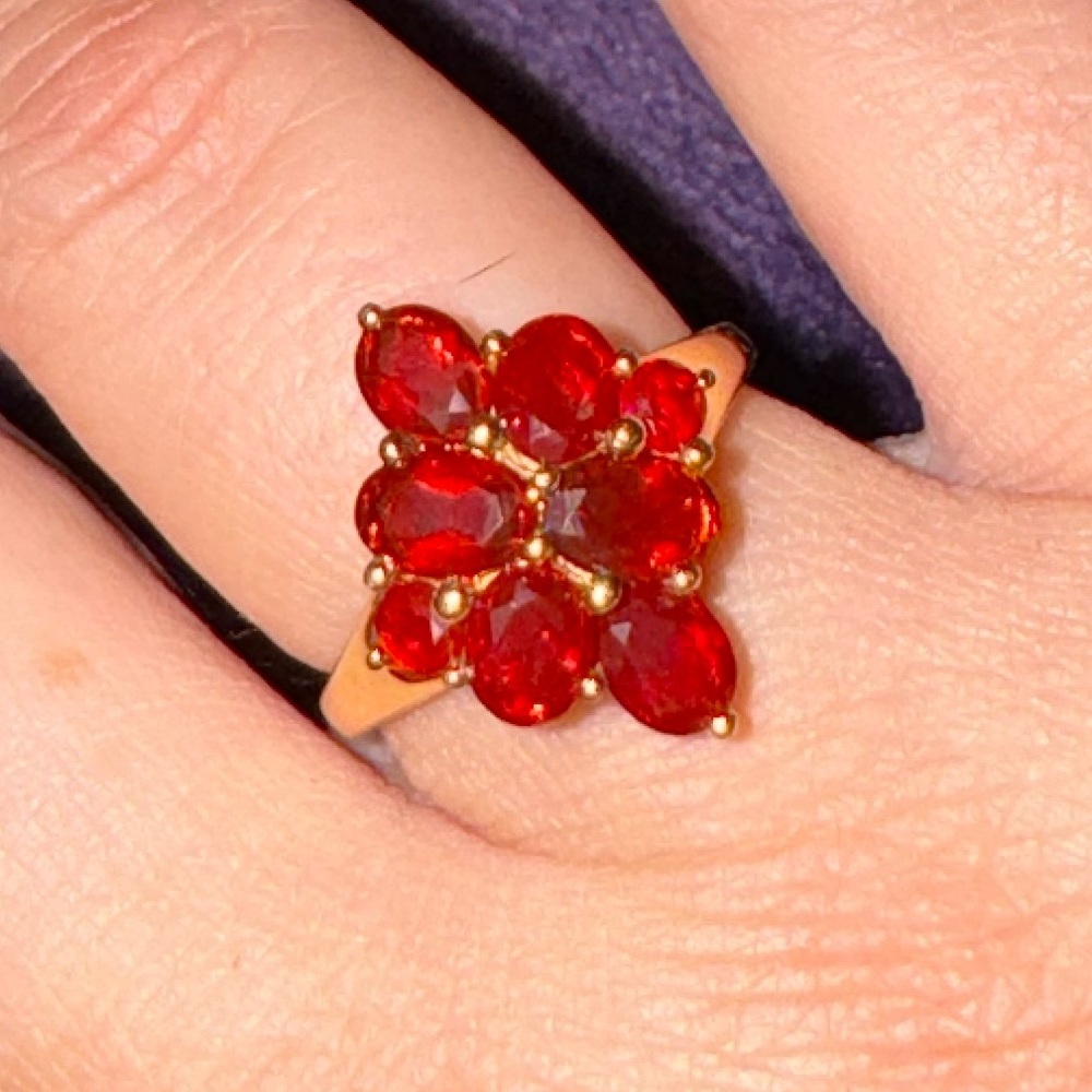 8 stone garnet. 6 oval, two round. Size 6.25. Warm color. 14k gold.